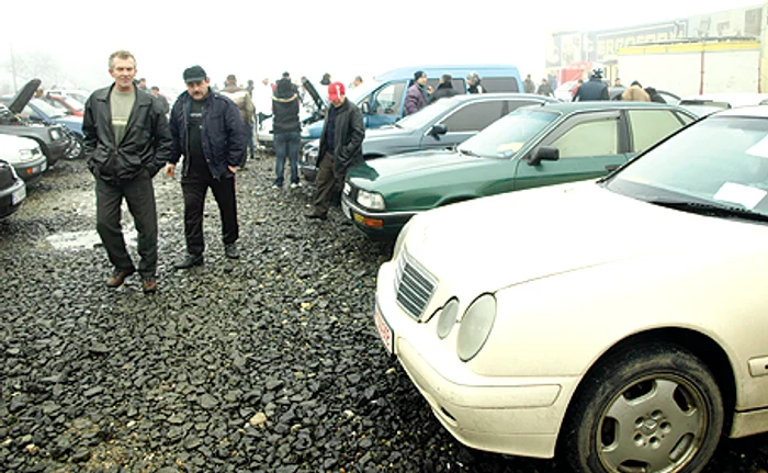 Hunedorenii trec indiferenţi pe lângă autoturismele expuse în piaţa de maşini