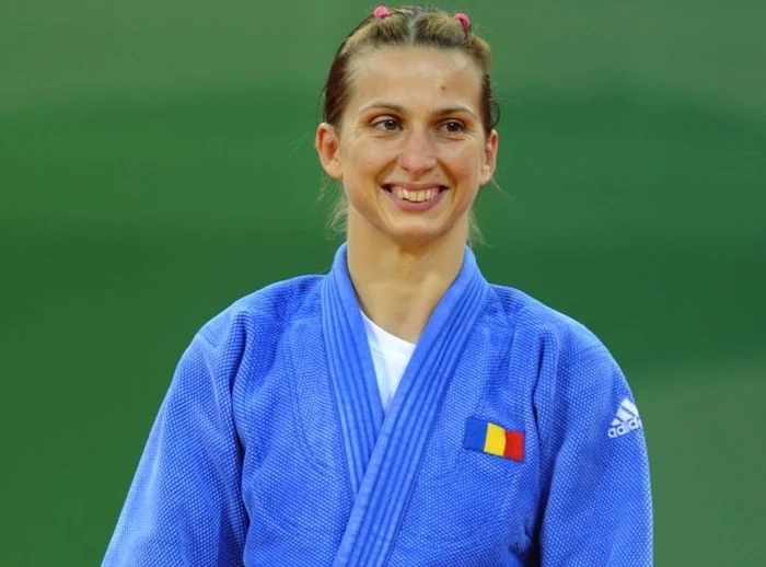 
    Alina Dumitru  