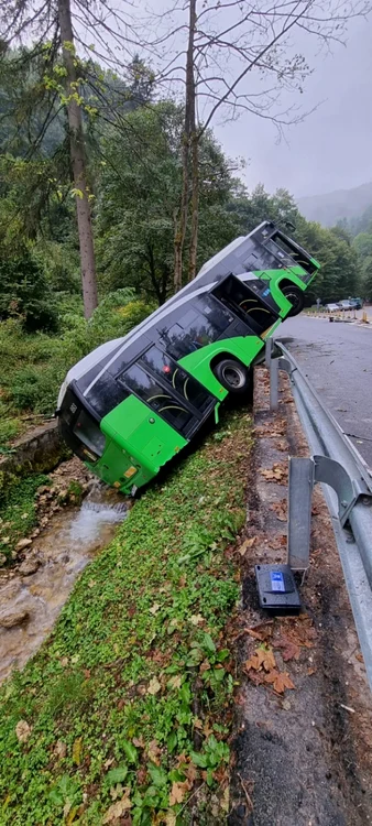 Autobuz ajuns în şanţ în timp ce era reparat FOTO Facebook