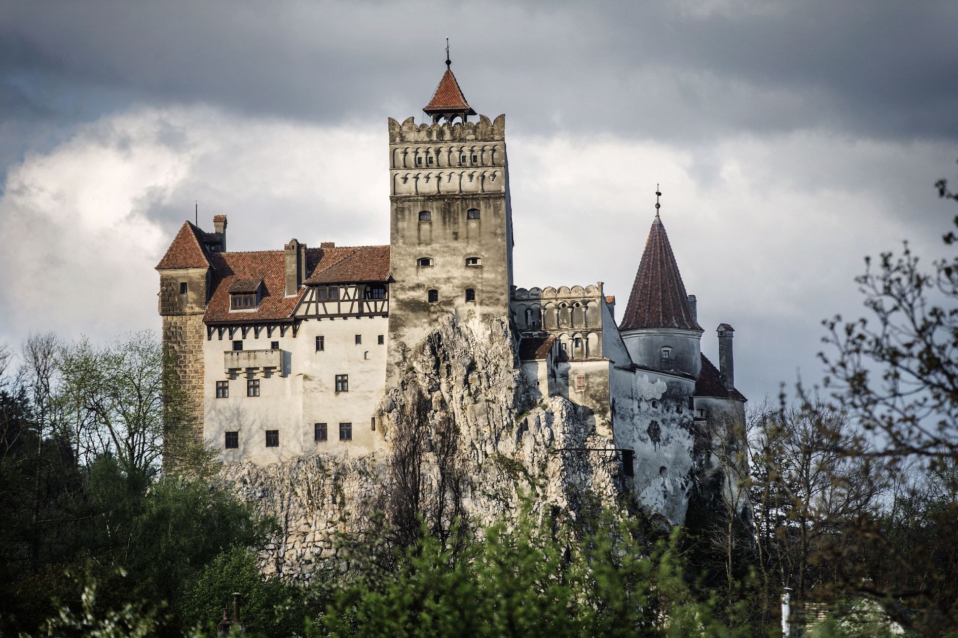 Demersul impresionant al promovării României atrage sute de studenți străini în Brașov și Râșnov de Halloween.