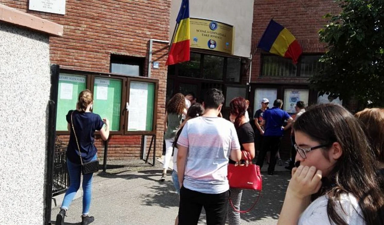 Evaluare Naţională la Şcoala Take Ionescu din Râmnicu Vâlcea Foto Adevărul