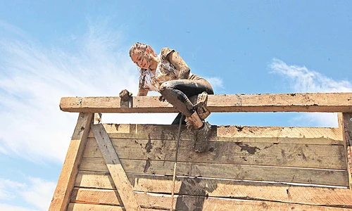 Tinerii s au tăvălit  prin noroi apoi au  escaladat diferite  obstacole jpeg