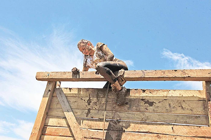 Tinerii s-au tăvălit prin noroi apoi au escaladat diferite obstacole