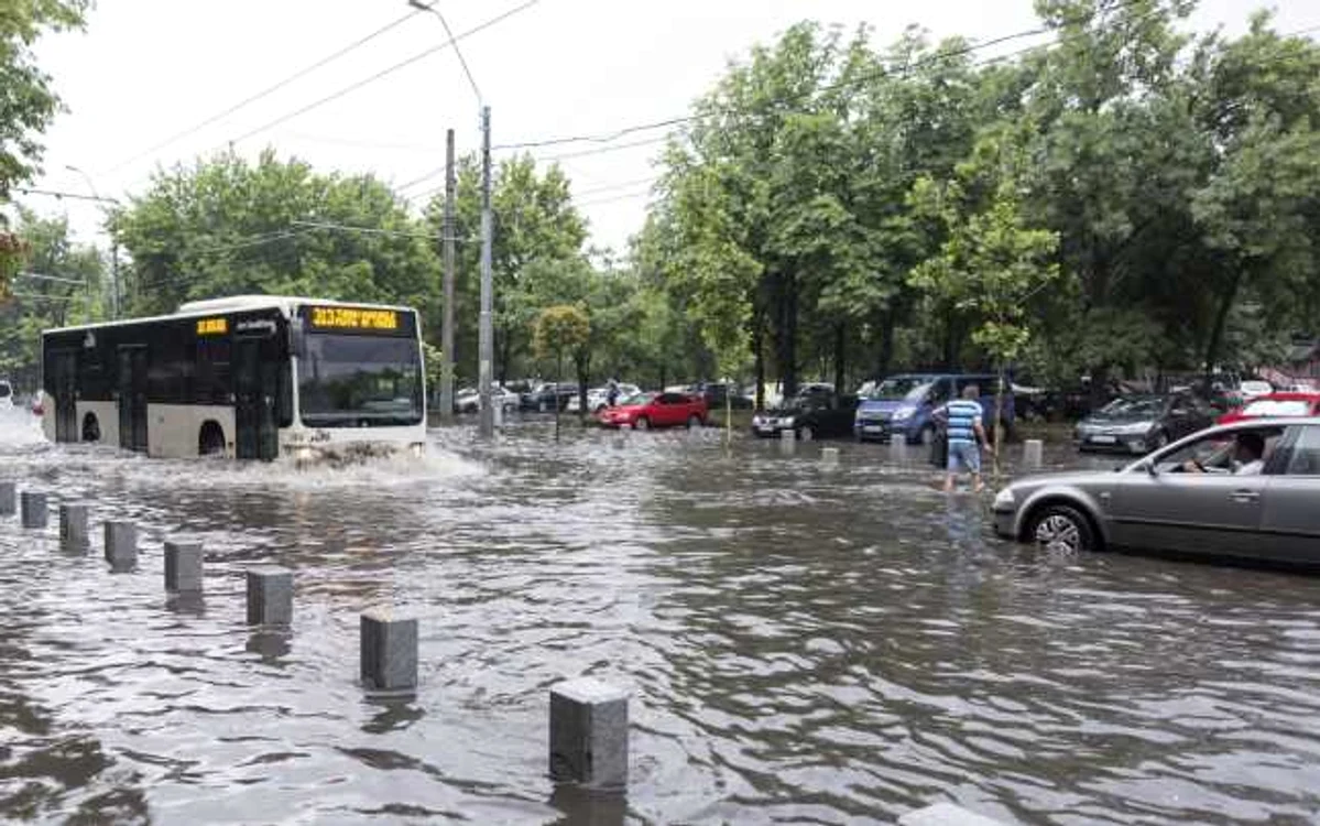 La o ploaie mai serioasă, multe străzi din Capitală se inundă
