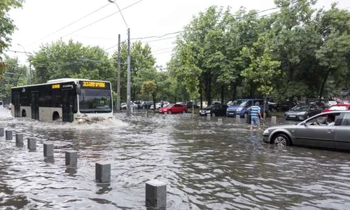 strada inundata bucuresti jpeg