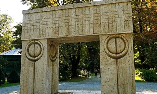 La Târgu Jiu a fost inaugurat ansamblul monumental conceput de Constantin Brâncuşi în cinstea ostaşilor români căzuţi în bătălia de la Jiu, cuprinzând "Masa Tăcerii", "Poarta Sărutului", "Coloana fără sfârşit"  jpeg