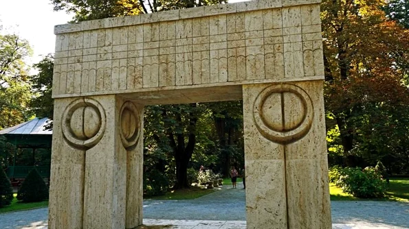 La Târgu Jiu a fost inaugurat ansamblul monumental conceput de Constantin Brâncuşi în cinstea ostaşilor români căzuţi în bătălia de la Jiu, cuprinzând "Masa Tăcerii", "Poarta Sărutului", "Coloana fără sfârşit" jpeg