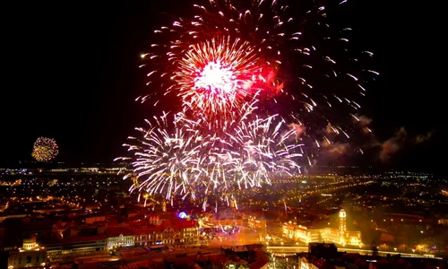 focul de artificii a atras mii de oradeni in centrul orasului foto mihai jurca n jpg