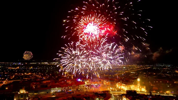 Jocul de artificii a atras mii de orădeni în centrul oraşului. Foto: Facebook Mihai Jurca