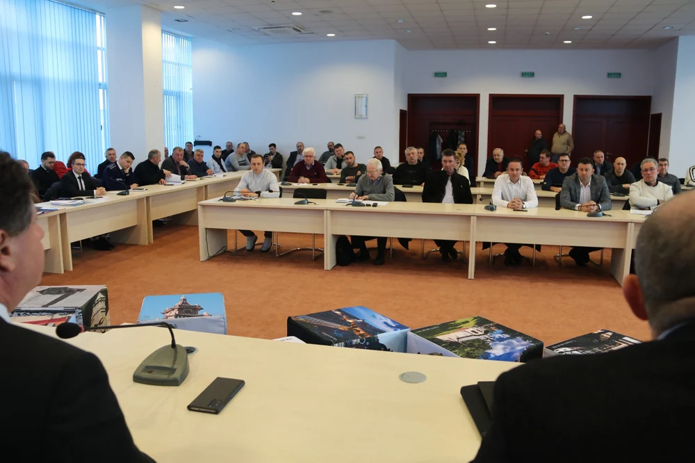 Două la primărie, două-trei la prefectură, câteva la consiliul județean! Câte steaguri politice-roșii, galbene, verzi-cad sau câte se adaugă celor existente în administrația publică?