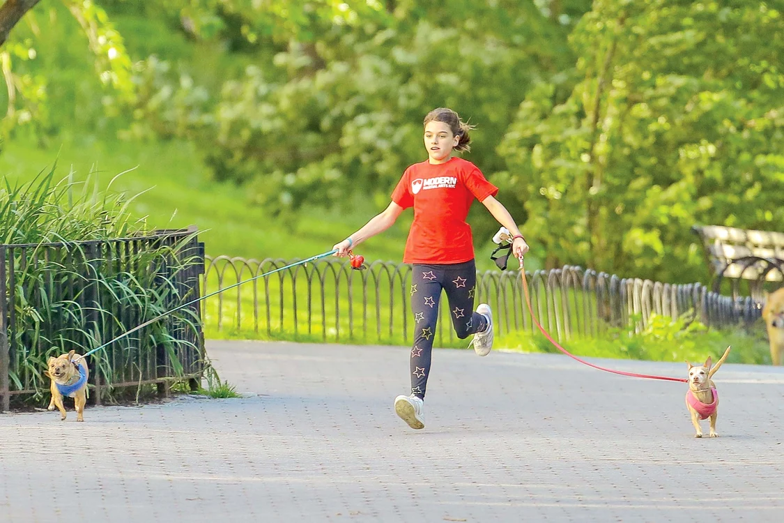 Suri a alergat cu căţeii ei pe aleile parcului Brooklyn din New York