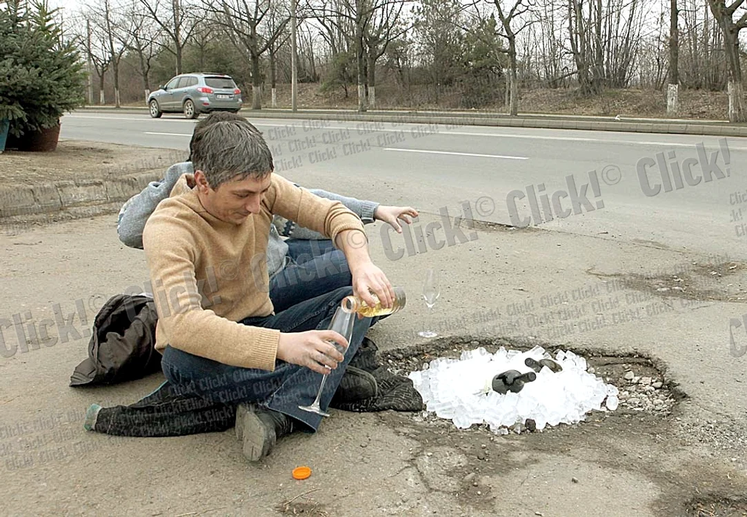Frapieră Am ciocnit un şpriţ  la groapa care ne-a  servit drept frapieră (Fotografii: Dorin Constanda/ Florin Şuler)