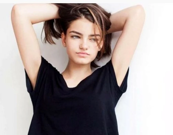 Ioana Boureanu pare foarte plictisită la școalăFoto: Instagram