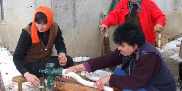 Gospodinele pregătesc astăzi caltaboşii (Foto: Mădălina Mitroi) 