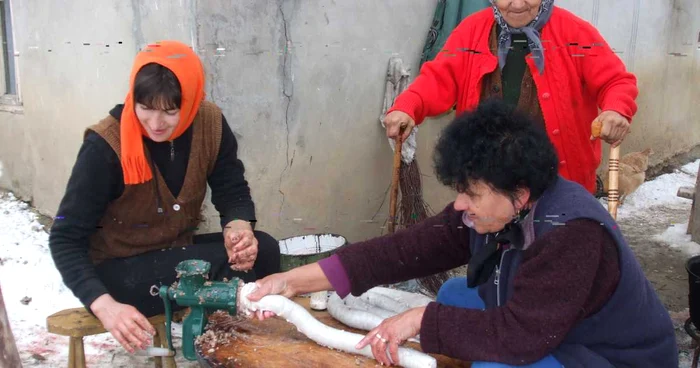 Gospodinele pregătesc astăzi caltaboşii (Foto: Mădălina Mitroi) 