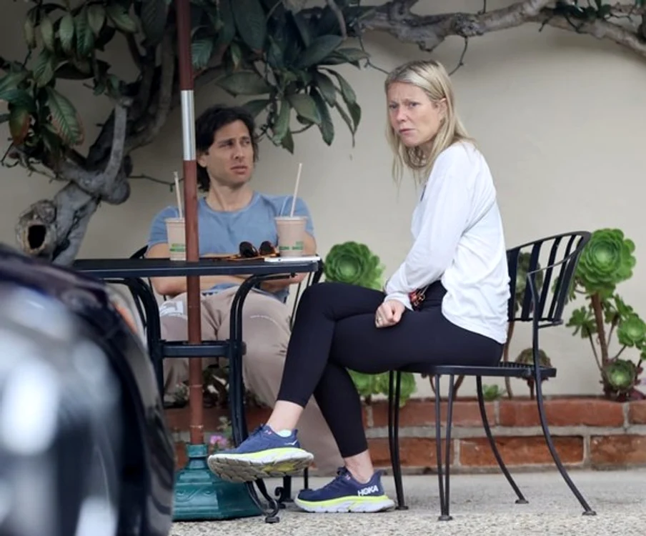 
     Gwyneth şi soţul, Brad, la localul lor preferat din Montecitofoto: Profimedia  