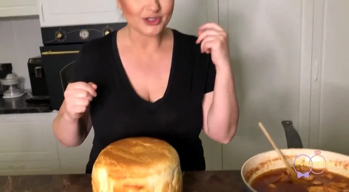 Lângă pâinea de casă, Gabi Cristea a făcut ostropel de pui și a devorat totul cu murături