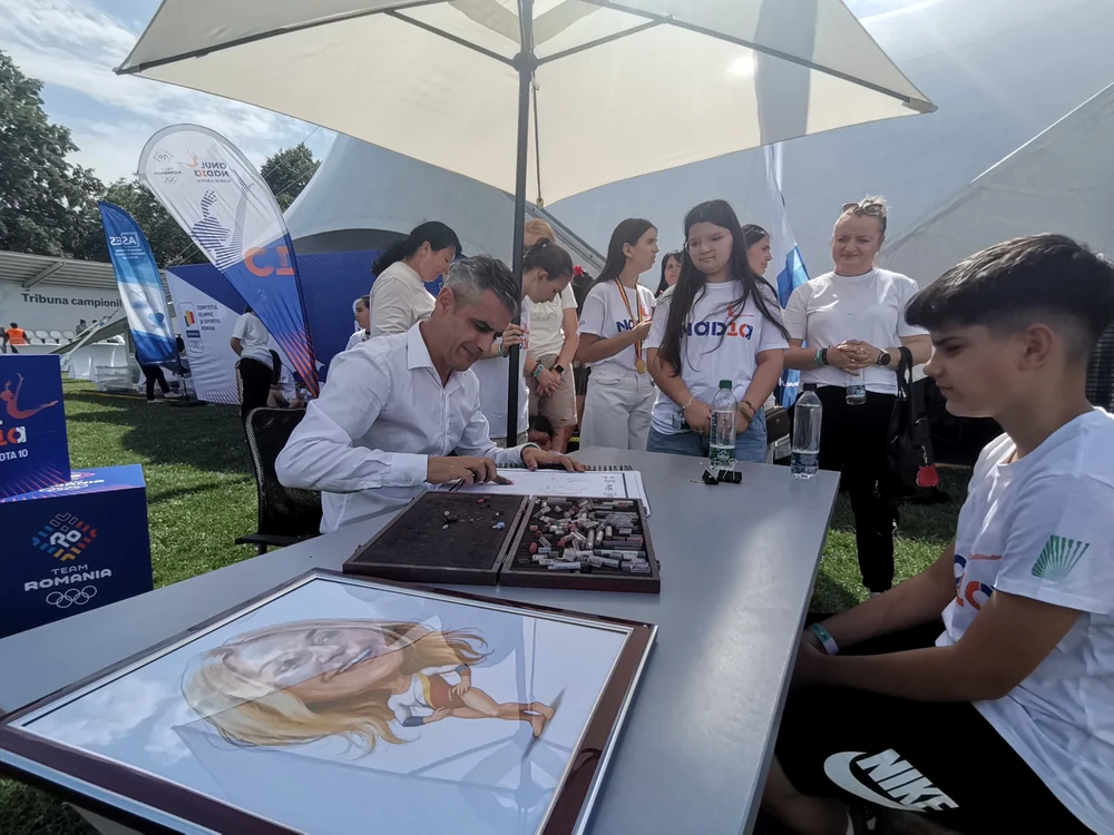 Caricaturistul Gogu Neagoe a realizat caricaturi gratuit FOTO: Alina Mitran