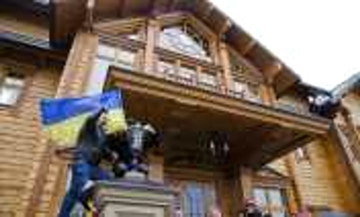 Reşedinţa lui Vicktor Ianukovich, luată cu asalt de cetăţeni FOTO zyalt.livejournal.com