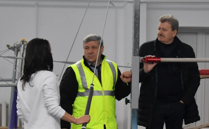 Constantin Duluţe (foto ţinută în negru) nu este la primul gest de caritate pentru spitalul din Bârlad