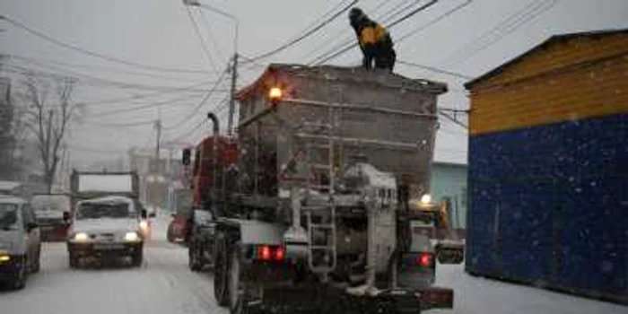 Străzile au rămas acoperite de zăpadă