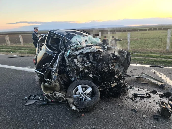 Mașina în care se afla tânărul a fost strivită între două TIR-uri FOTO IPJ Vrancea