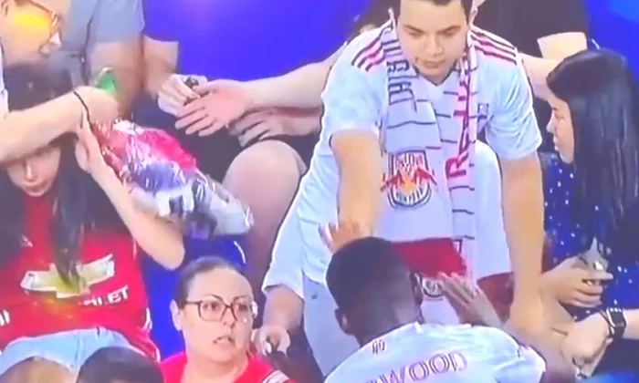 Momentul în care fotbalistul urcă în tribună. Captură Twitter @nocontextfooty