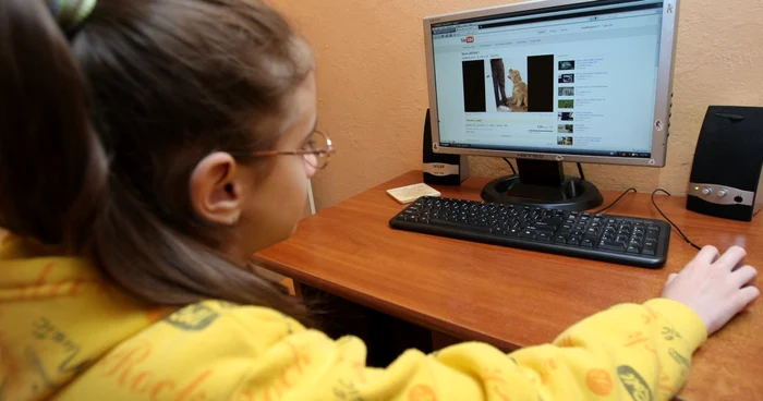 Adolescenţii sunt dependenţi de internet