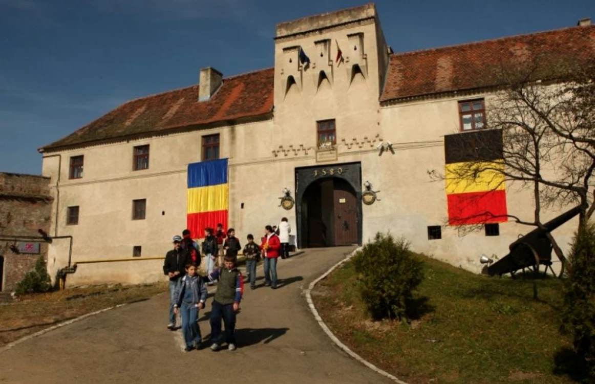 Cetatea Braşovului vă aşteaptă cu o expoziţie de bunătăţi.