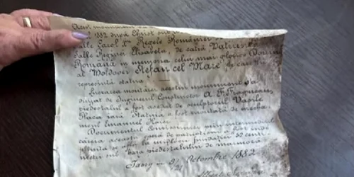 scrisoare gasita in statuia lui stefan cel mare la iasi foto captura video tvr iasi jpg