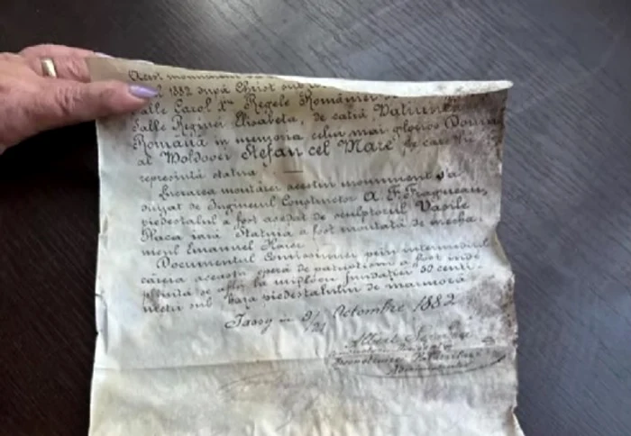 O scrisoare din 1882, găsită în statuia lui Ștefan FOTO: Captură video Fb/ TVR Iași