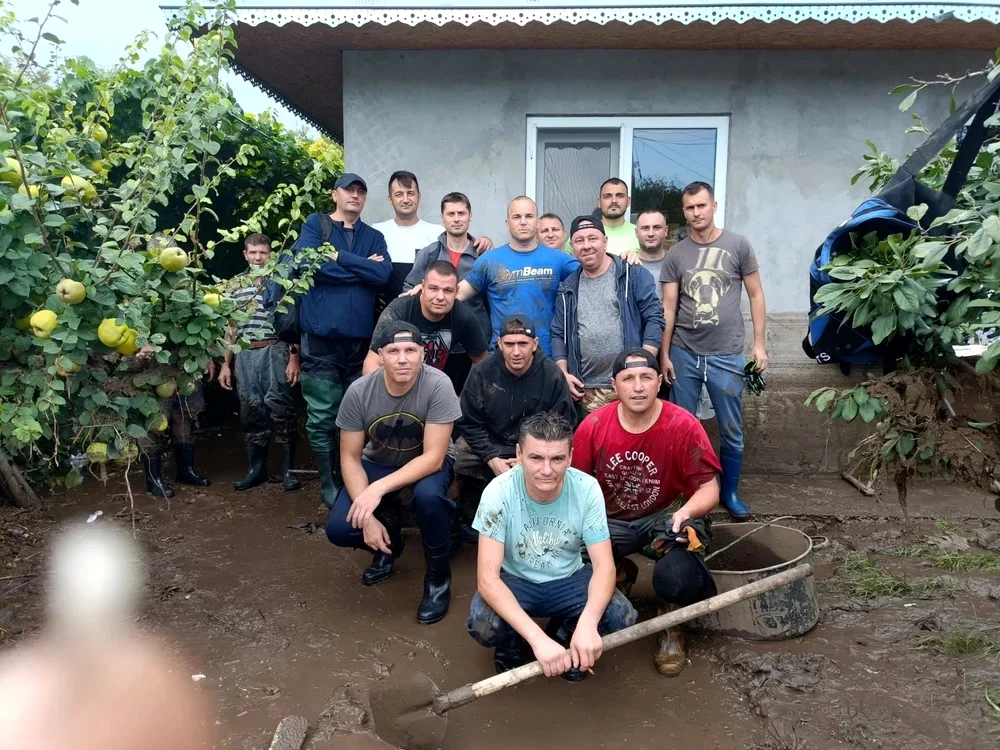 Colegii tânărului s-au mbilizat şi au  ajutat la curăţarea gospodăriei