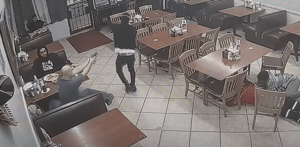 Momentul în care un tâlhar este împușcat de clientul unui restaurant din Texas VIDEO