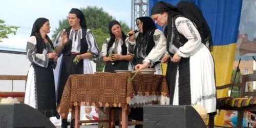 Fetele işi află alesul de la ursitoarea satului
