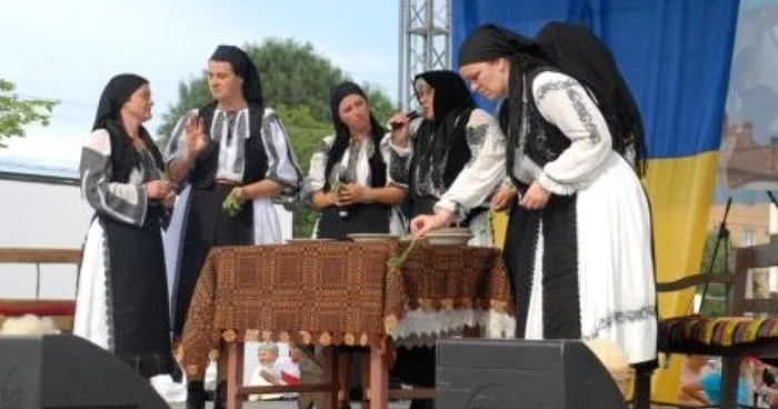 Obiceiul Sânvăsâiului este prezentat la mari festivaluri culturale