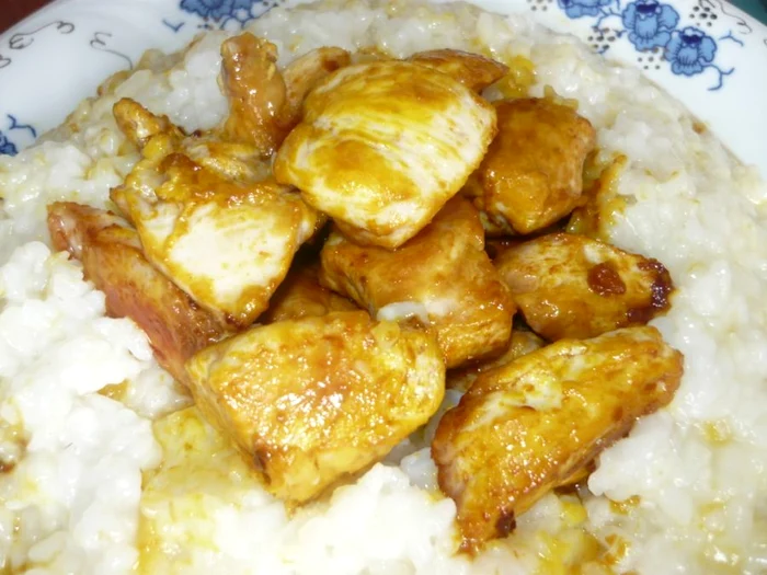 
    Curry de pui cu orez  