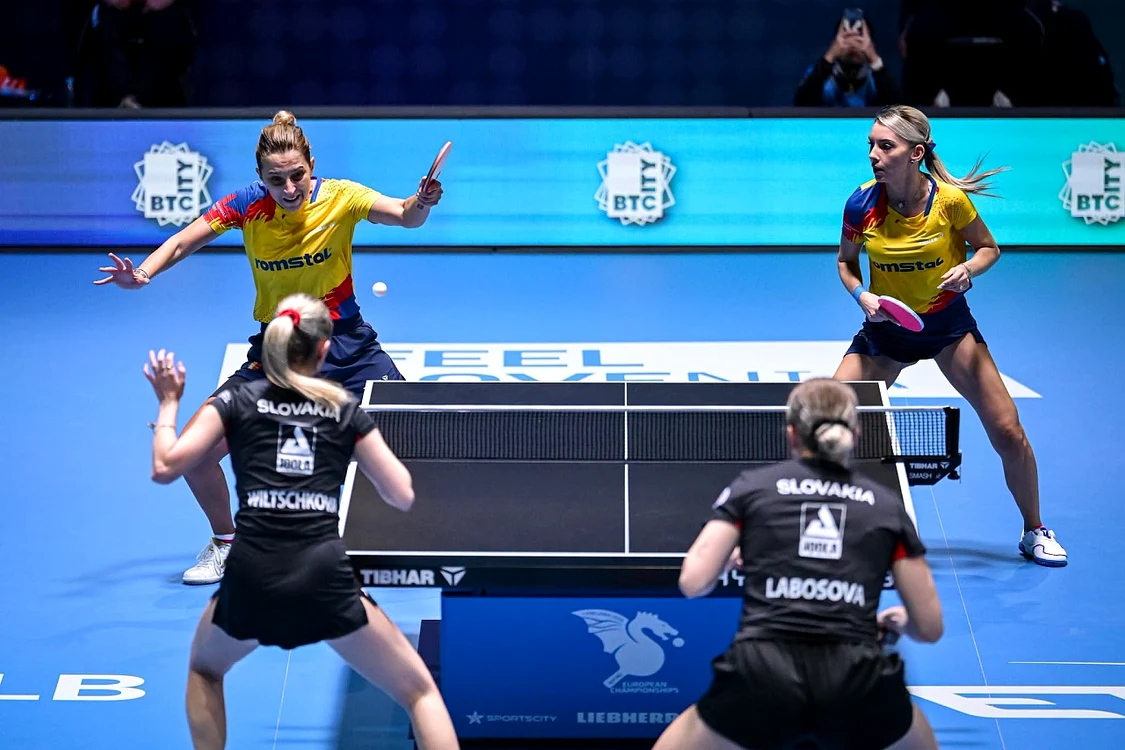 Elizabeta Samara și Bernadette Szocs s-au calificat în semifinale la dublu