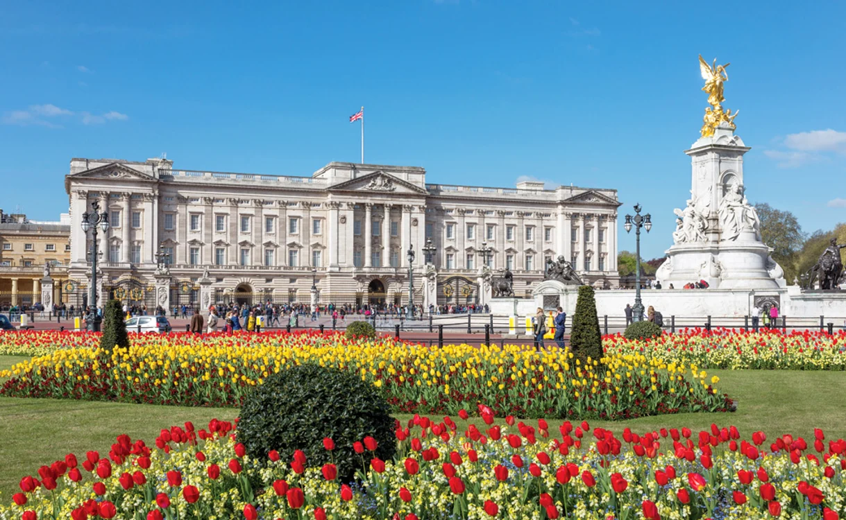 
    Palatul Buckingham La reședința principală a Casei  Regale, Mihalache le-ar putea  ține de urât gărzilor reginei   