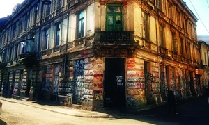 Clădirea fostului hotel Kiriazi din centrul vechi, aflată în degradare