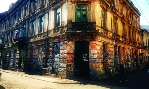 Clădirea fostului hotel Kiriazi din centrul vechi, aflată în degradare