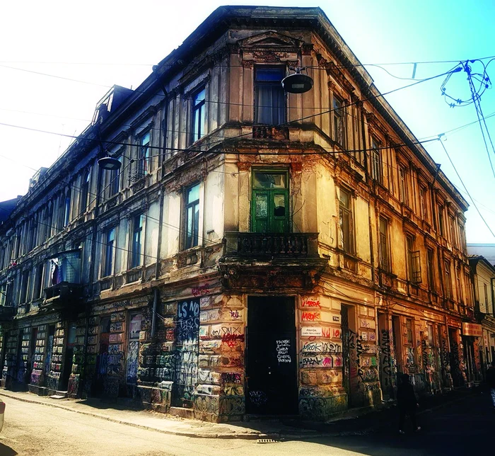 Clădirea fostului hotel Kiriazi din centrul vechi, aflată în degradare