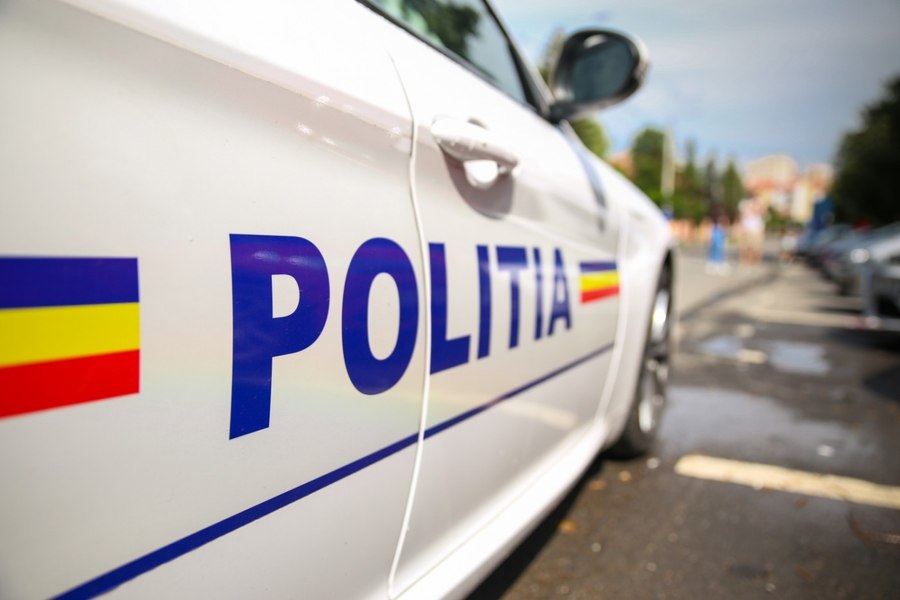 Pieton rănit de o mașină care ajuns pe trotuar după impactul cu un alt autovehicul