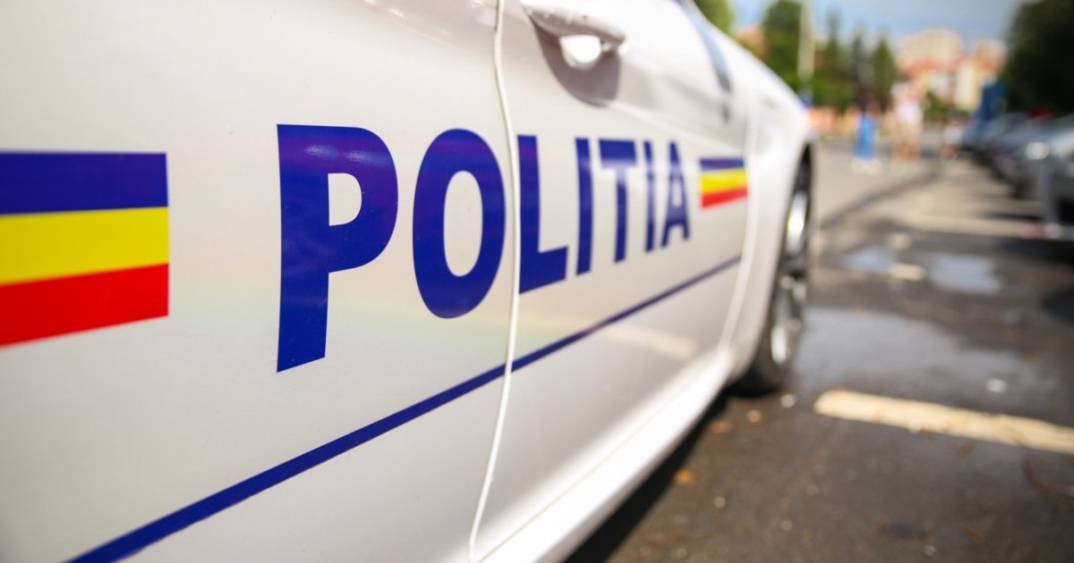 Conflict între vecini: Polițiști agresați și bărbați arestați, autospecială avariată.