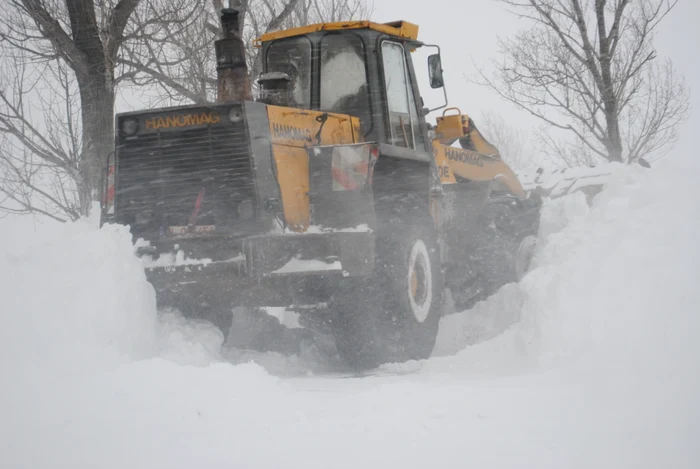 
    În unele zone, zăpada a fost spulberată şi s-au format pe drumuri nămeţi de 3 metri  