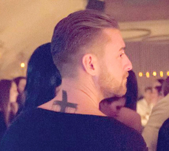 
    Andra Petcu poartă rochii cu decolteu pentru a-şi pune în evidenţă tatuajul de sub sâni  