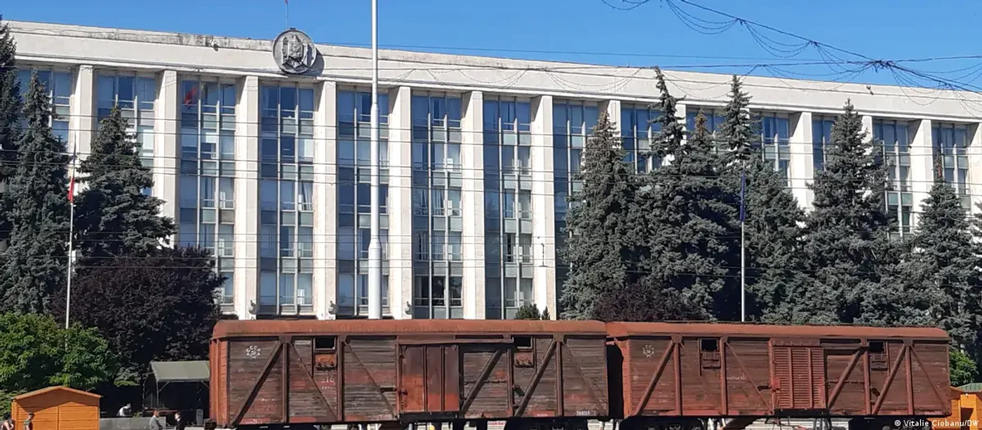 Monumentul Trenul durerii din Chișinău amintește de deportările în Siberia