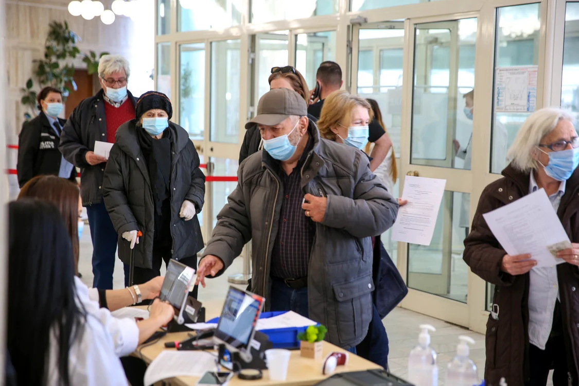 La început, s-au imunizat medicii și persoanele în vârstă, vulnerabile