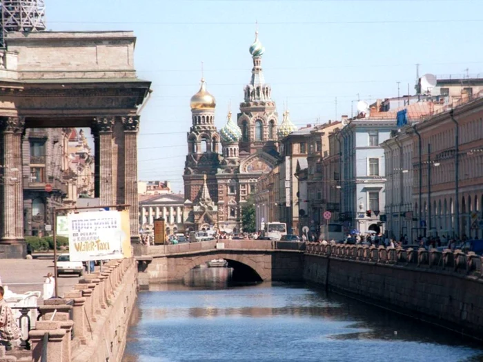 Legendarul oraş rusesc are propriu sistem de canale construit de-a lungul râului Neva: peste o sută de canale şi 800 de poduri. Goethe numea St. Petersburgul „Veneţia din Nord”. 