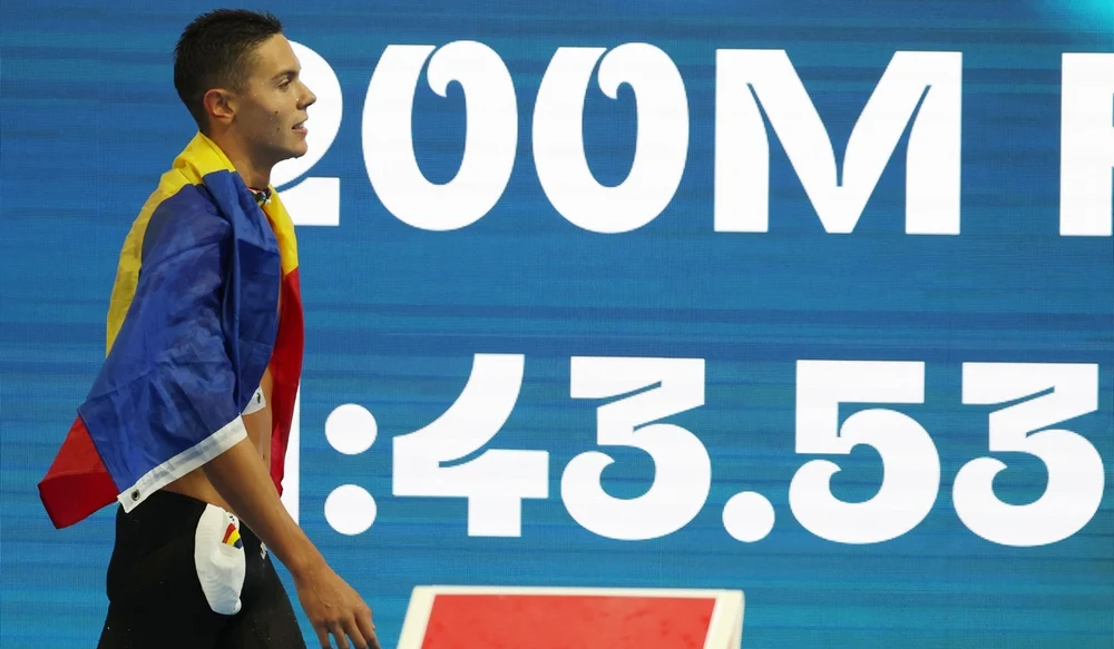 Sportivi folosiți în campania electorală. Un candidat la Primăria Capitalei apare lângă David Popovici