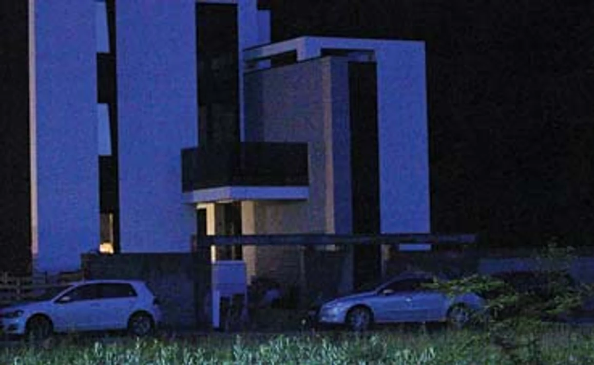 Aproape de miezul nopţii, maşina cântăreţului era încă parcată în faţa vilei